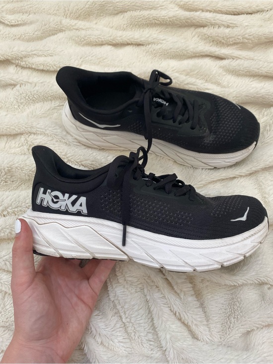Hoka Shoes - HOKA Arahi 7 running shoes black/white sneakers Sz 6B